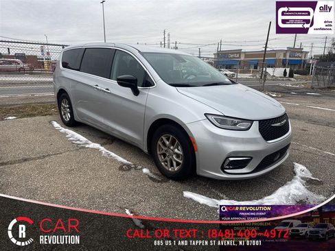Used 2024 Chrysler Pacifica Touring-L image 1