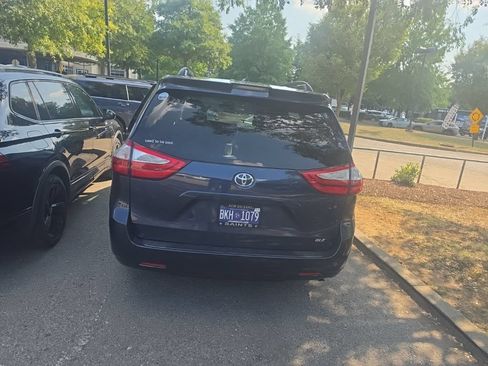 Used 2019 Toyota Sienna XLE Premium w/ Protection Package FWD image 3