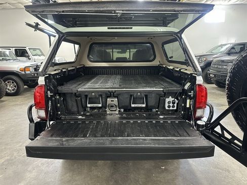 Used 2018 Toyota Tacoma TRD Off-Road AWD/4WD image 6