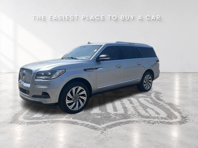 Used 2023 Lincoln Navigator L Reserve AWD/4WD image 2
