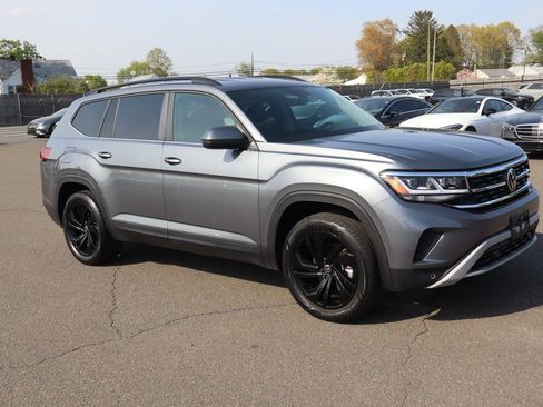 Used 2022 Volkswagen Atlas SE w/ Black Wheel Package AWD/4WD image 3