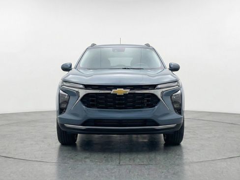 Used 2025 Chevrolet Trax LT w/ LT Convenience Package image 2