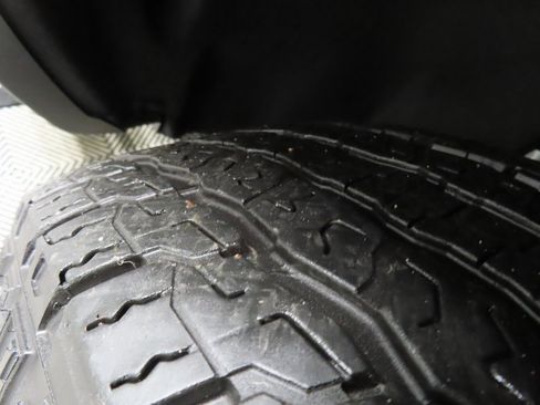 Used 2024 GMC Canyon AT4 image 7