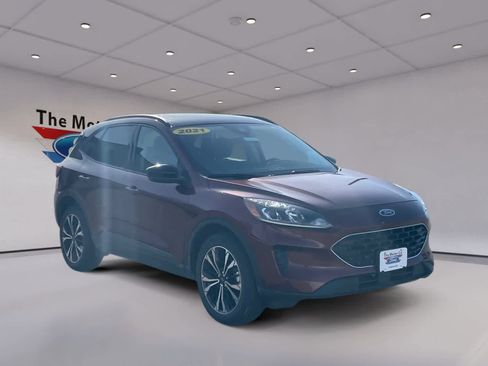 Used 2021 Ford Escape SE w/ SE Sport Appearance Package image 3