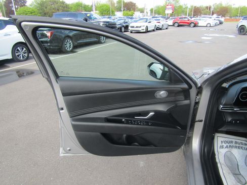 Used 2025 Hyundai Elantra Limited FWD image 8
