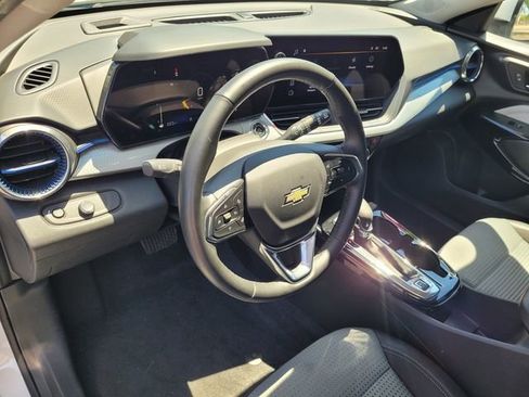 Used 2025 Chevrolet Trax LT w/ LT Convenience Package FWD image 7