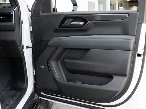 Used 2025 GMC Yukon AT4 AWD/4WD image 53