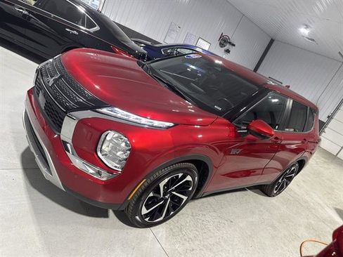 Used 2023 Mitsubishi Outlander SE image 3