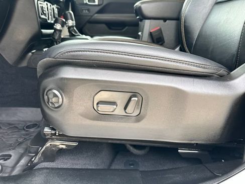 Certified 2025 Jeep Gladiator Sport AWD/4WD image 11