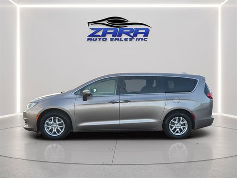 Used 2017 Chrysler Pacifica Touring FWD image 4