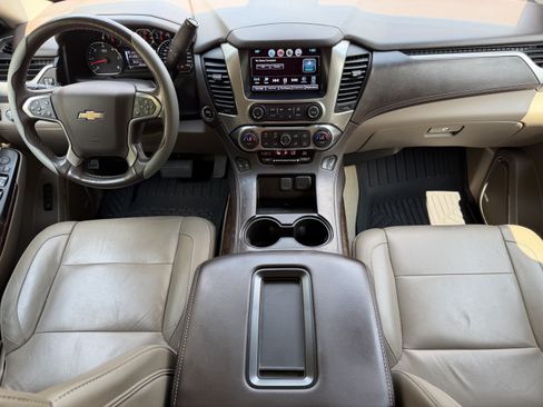 Used 2018 Chevrolet Tahoe LT w/ Luxury Package RWD image 3