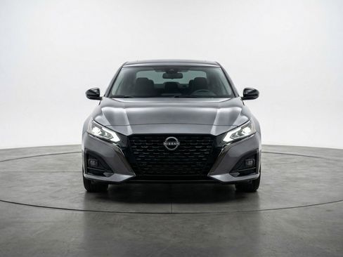 Used 2025 Nissan Altima 2.5 SV image 2