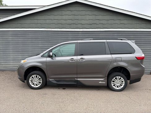 Used 2017 Toyota Sienna XLE FWD image 9