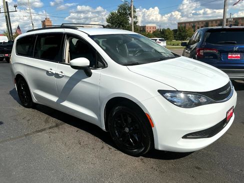 Used 2021 Chrysler Voyager Lxi image 3