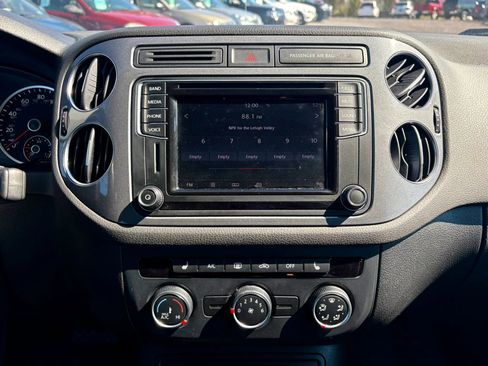 Used 2017 Volkswagen Tiguan S image 28