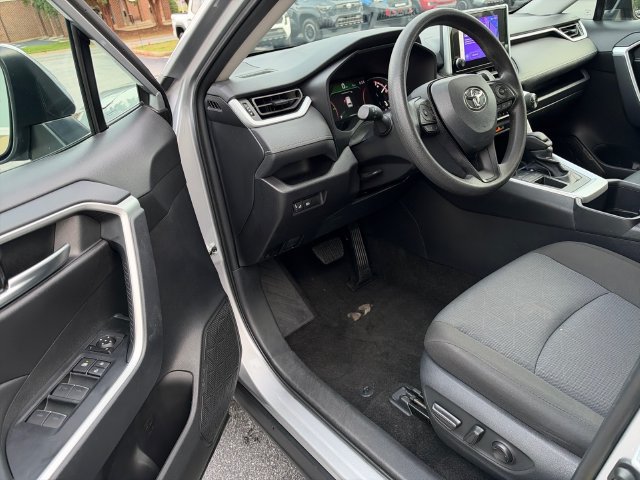Used 2025 Toyota RAV4 XLE FWD image 12