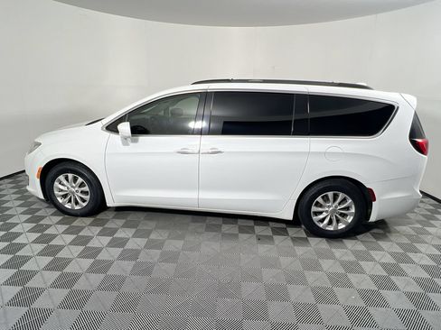 Used 2018 Chrysler Pacifica Touring Plus FWD image 6