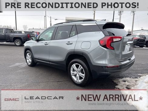 Used 2024 GMC Terrain SLE w/ Driver Convenience Package image 3