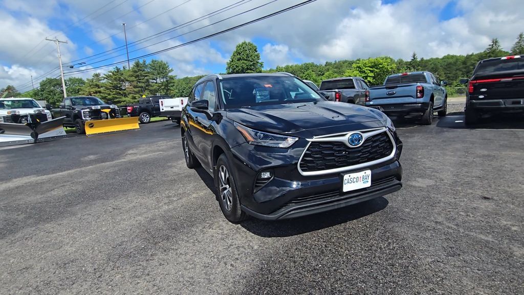 Used 2023 Toyota Highlander XLE AWD/4WD image 14