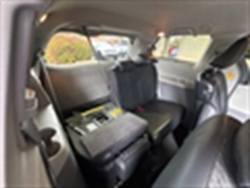 Used 2013 Toyota Sienna SE image 17
