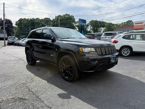 Used 2018 Jeep Grand Cherokee Altitude AWD/4WD image 9