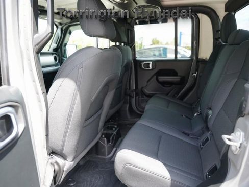 Used 2021 Jeep Gladiator Willys image 16