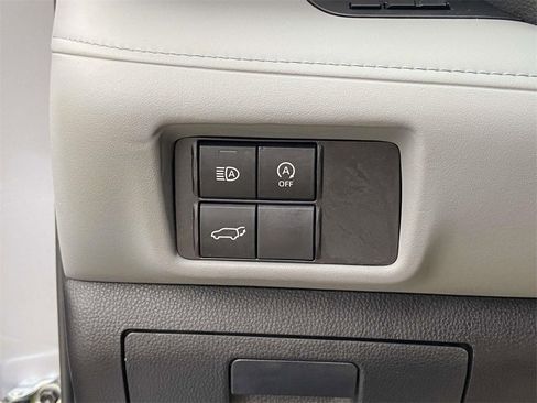 Used 2023 Toyota Highlander LE image 28