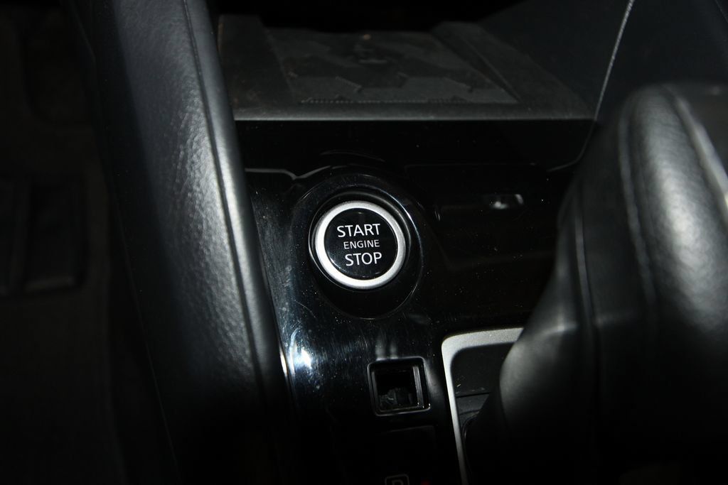 Used 2025 Nissan Versa SV FWD image 11