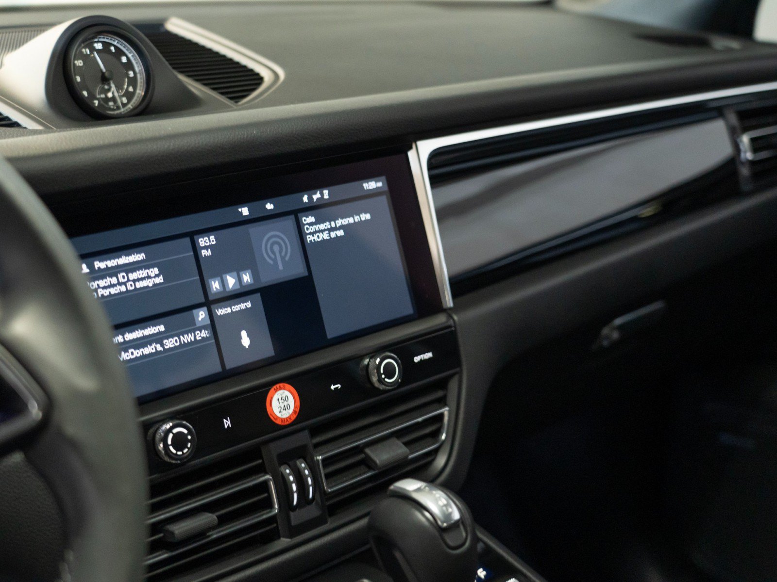 Certified 2023 Porsche Macan AWD/4WD image 22