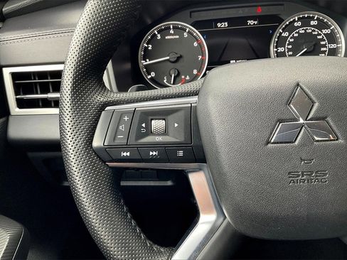 Used 2024 Mitsubishi Outlander SE Black Edition image 18