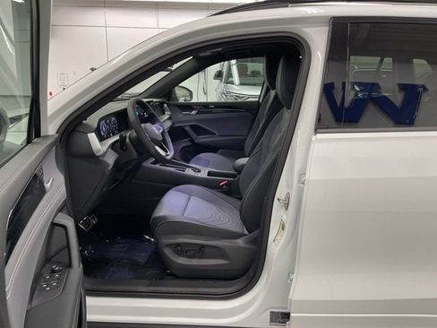 New 2026 Volkswagen Tiguan SE R-Line image 9