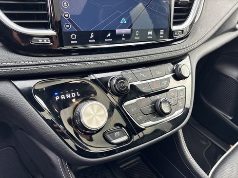 Used 2025 Chrysler Pacifica Limited image 22