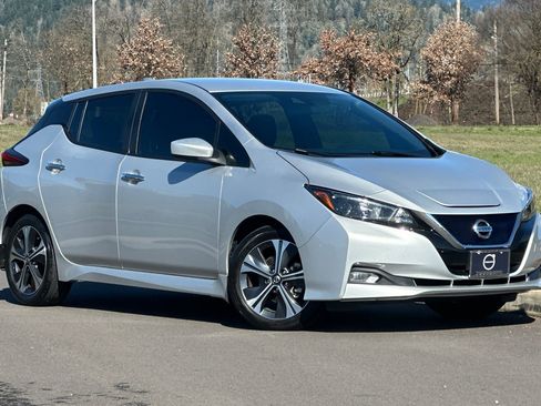 Used 2022 Nissan Leaf SV image 1