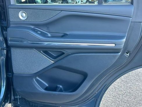 Used 2025 Lincoln Navigator Reserve image 13