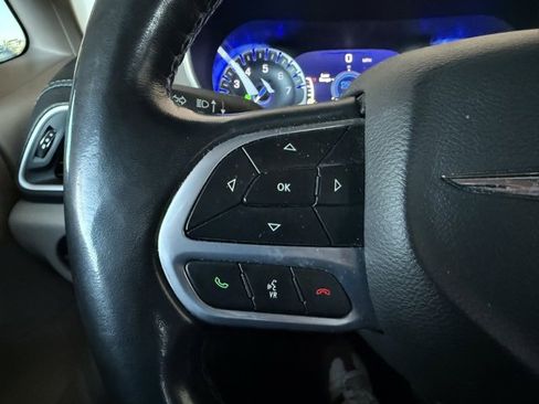 Used 2021 Chrysler Pacifica Touring-L image 9