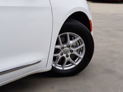 Used 2020 Chrysler Pacifica Touring-L image 8