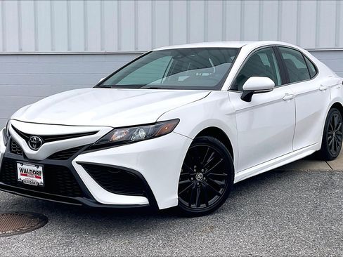 Used 2023 Toyota Camry SE image 2
