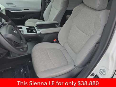 Used 2025 Toyota Sienna LE image 22