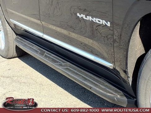 Used 2023 GMC Yukon XL SLT w/ SLT Premium Package image 12