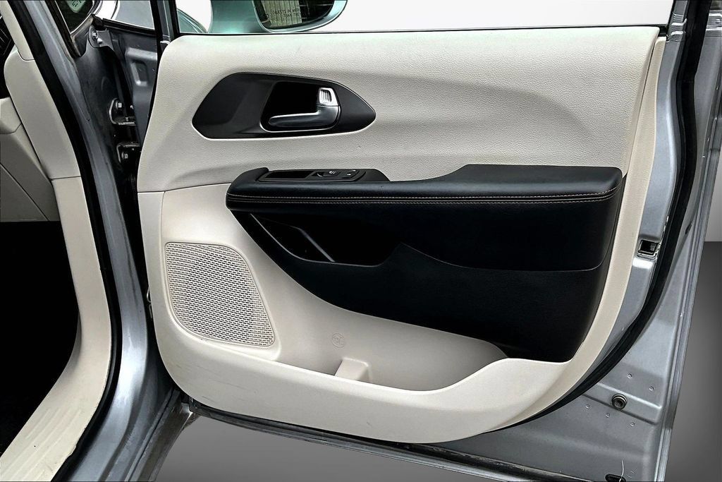 Used 2020 Chrysler Pacifica Touring w/ Advanced Safetytec Group FWD image 24