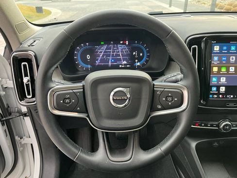 Used 2025 Volvo XC40 B5 Core image 18