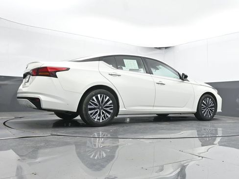 Used 2025 Nissan Altima 2.5 SV FWD image 43