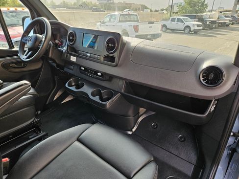 Used 2024 Mercedes-Benz Sprinter 2500 image 35