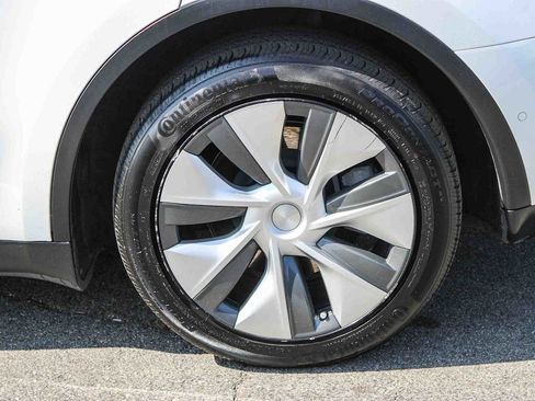 Used 2022 Tesla Model Y Long Range image 8