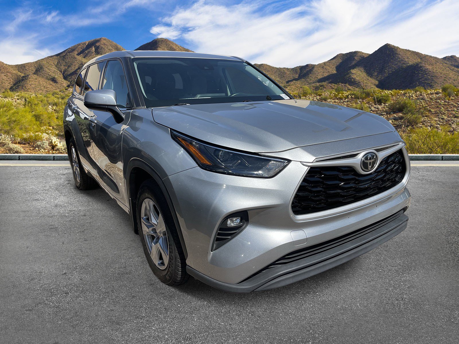Used 2022 Toyota Highlander LE AWD/4WD image 3
