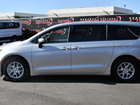 Used 2023 Chrysler Voyager LX FWD image 4