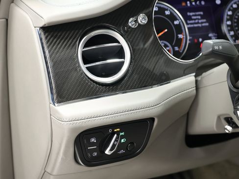Used 2019 Bentley Bentayga image 24