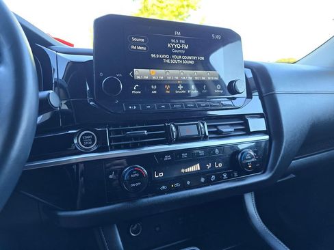 Used 2023 Nissan Pathfinder SL w/ Lighting Package (N92) FWD image 19