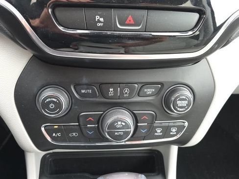 Used 2019 Jeep Cherokee Limited w/ Trailer Tow Group AWD/4WD image 5