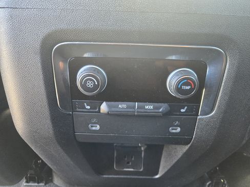 Used 2023 Chevrolet Suburban LT w/ Luxury Package image 33